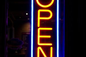 Jasa Tukang Pemesanan Neon Box, Billboard, Huruf Timbul, Lampu LED, Neon Sign, dan Konstruksi/Pemasangan Lainnya dengan Kustomisasi Warna dan Teks di Surabaya dan Sekitarnya